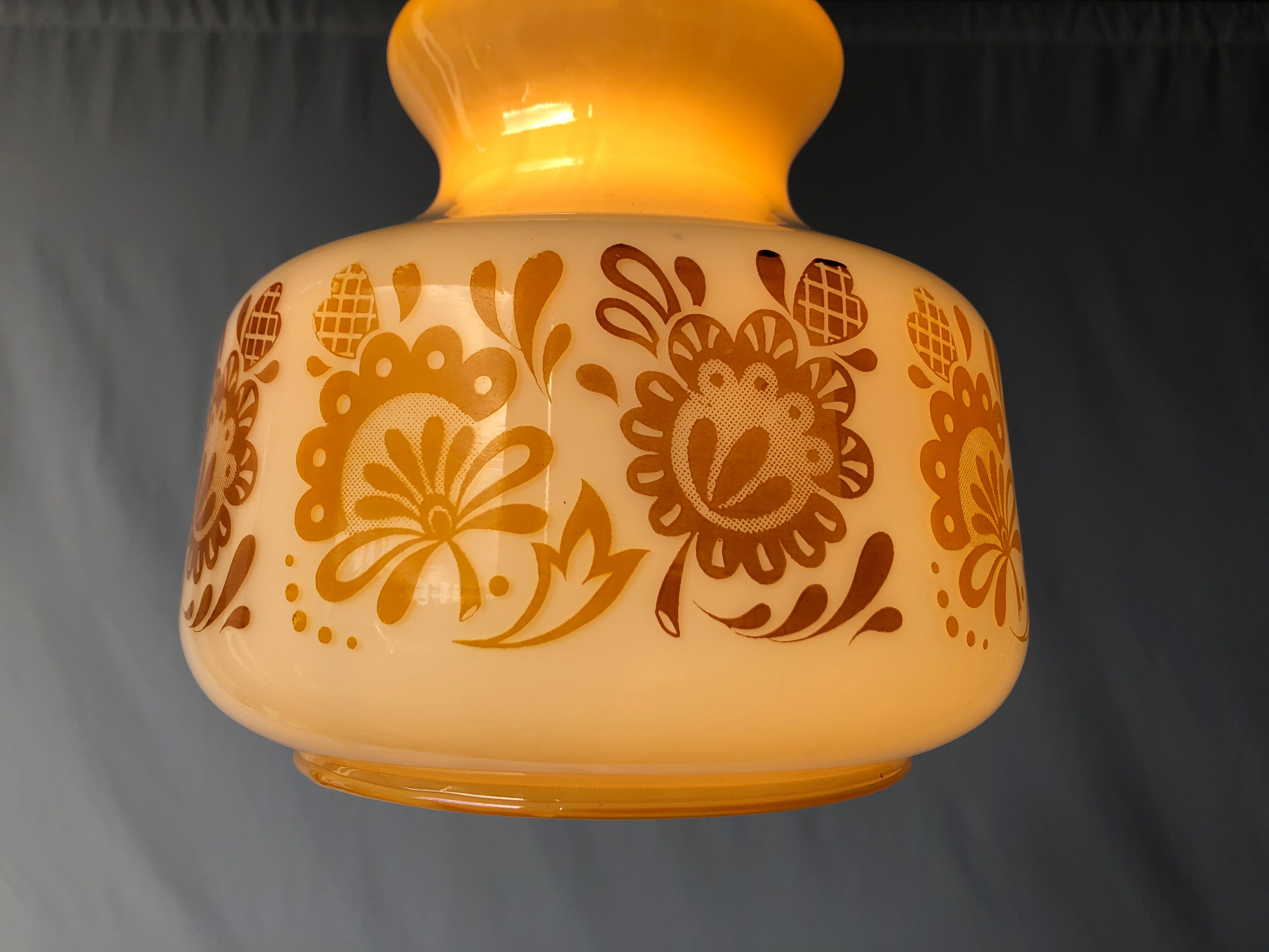 Retro opaline suspension