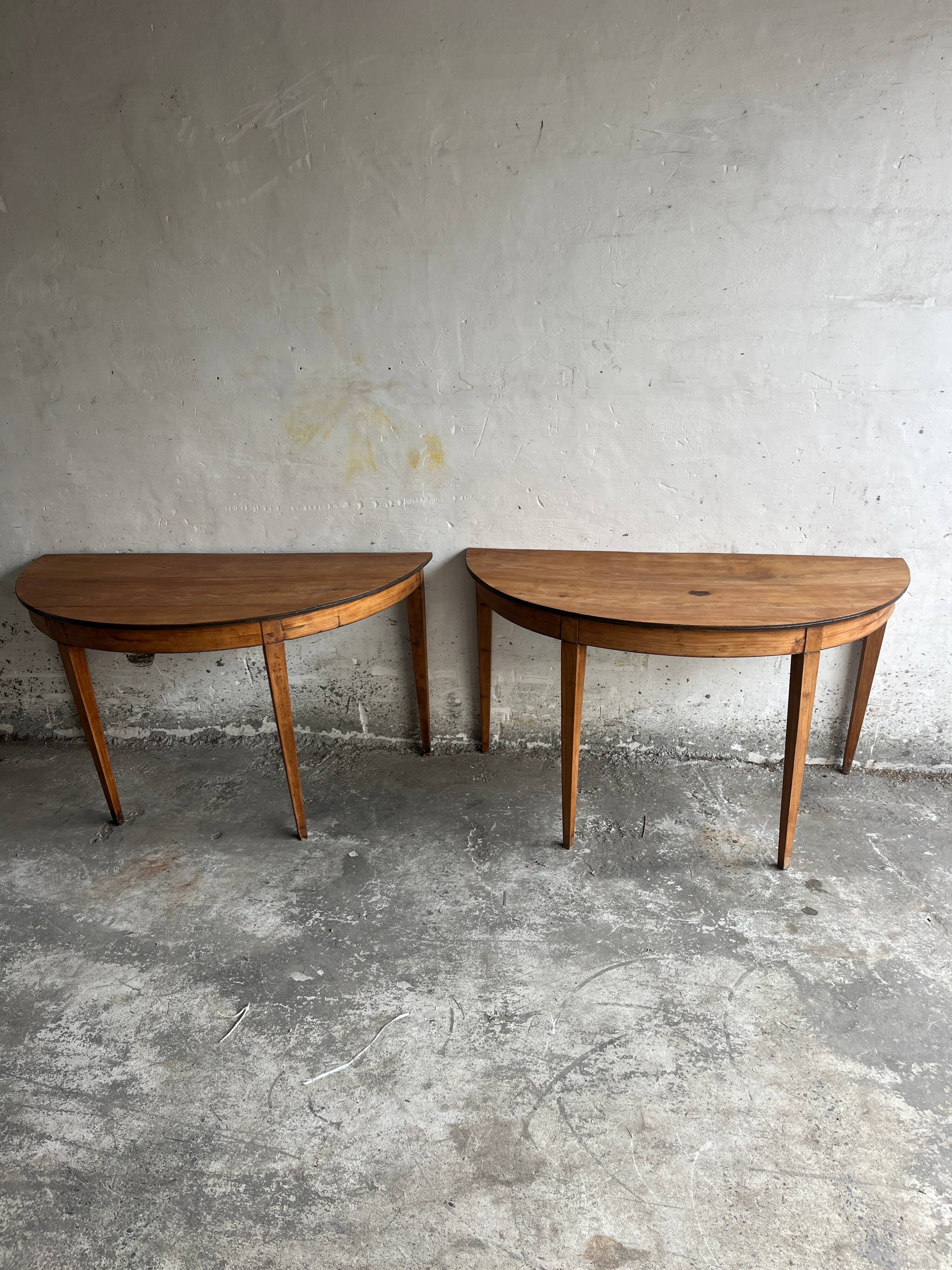 Paire de consoles demi-lune, XIXe siècle