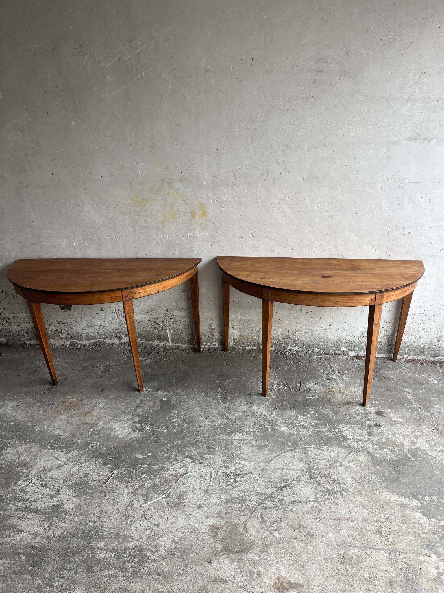 Paire de consoles demi-lune, XIXe siècle