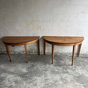 Paire de consoles demi-lune, XIXe siècle