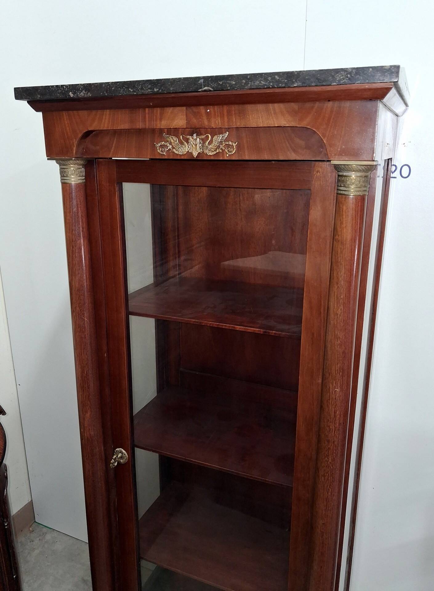 Vitrine style Empire en acajou et bronze doré, dessus marbre noir – XIXe