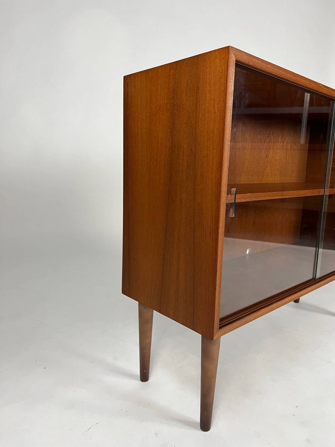 Bibliothèque, buffet vitré en teck, années 60