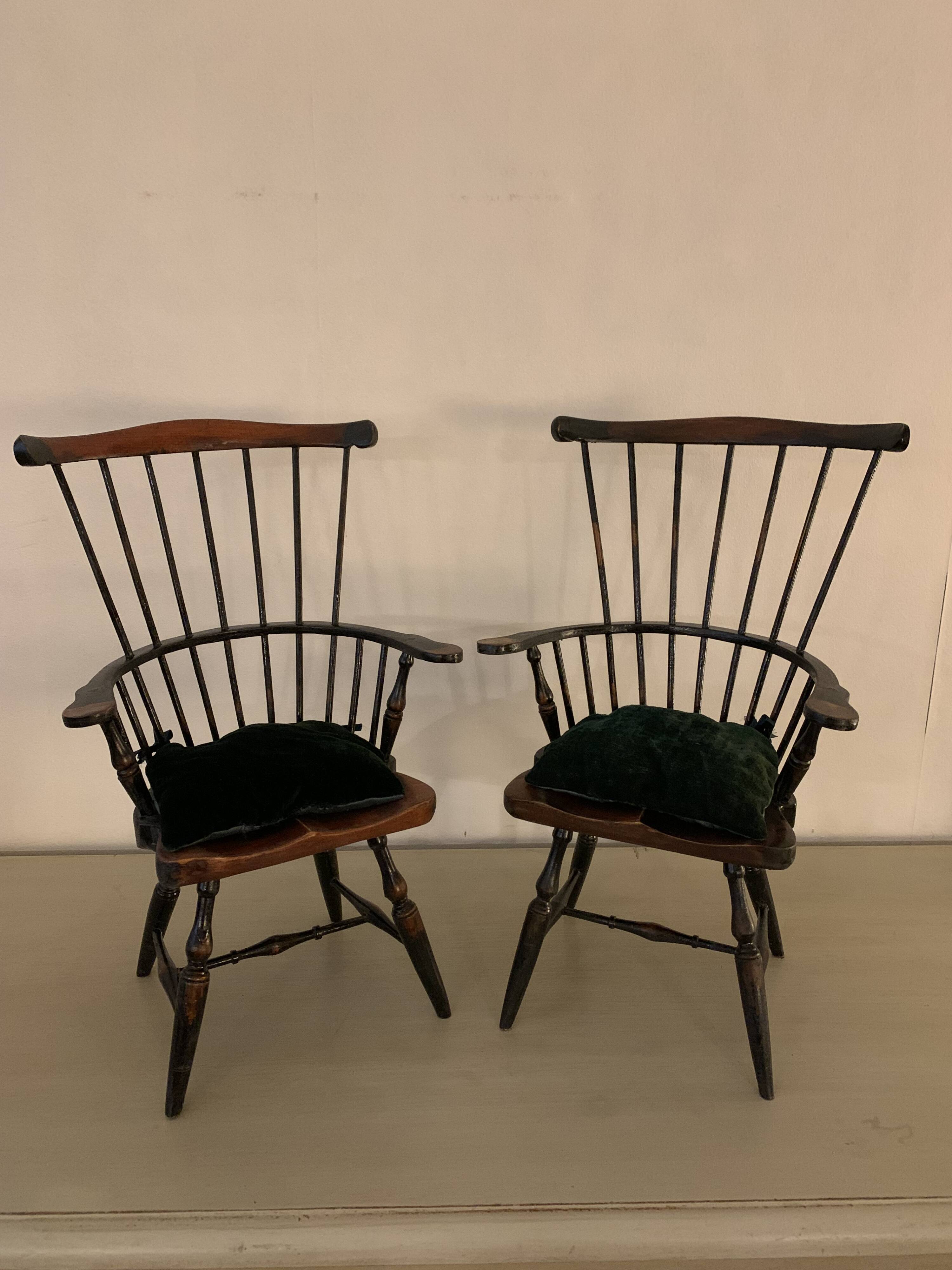 Chaises de poupées anciennes