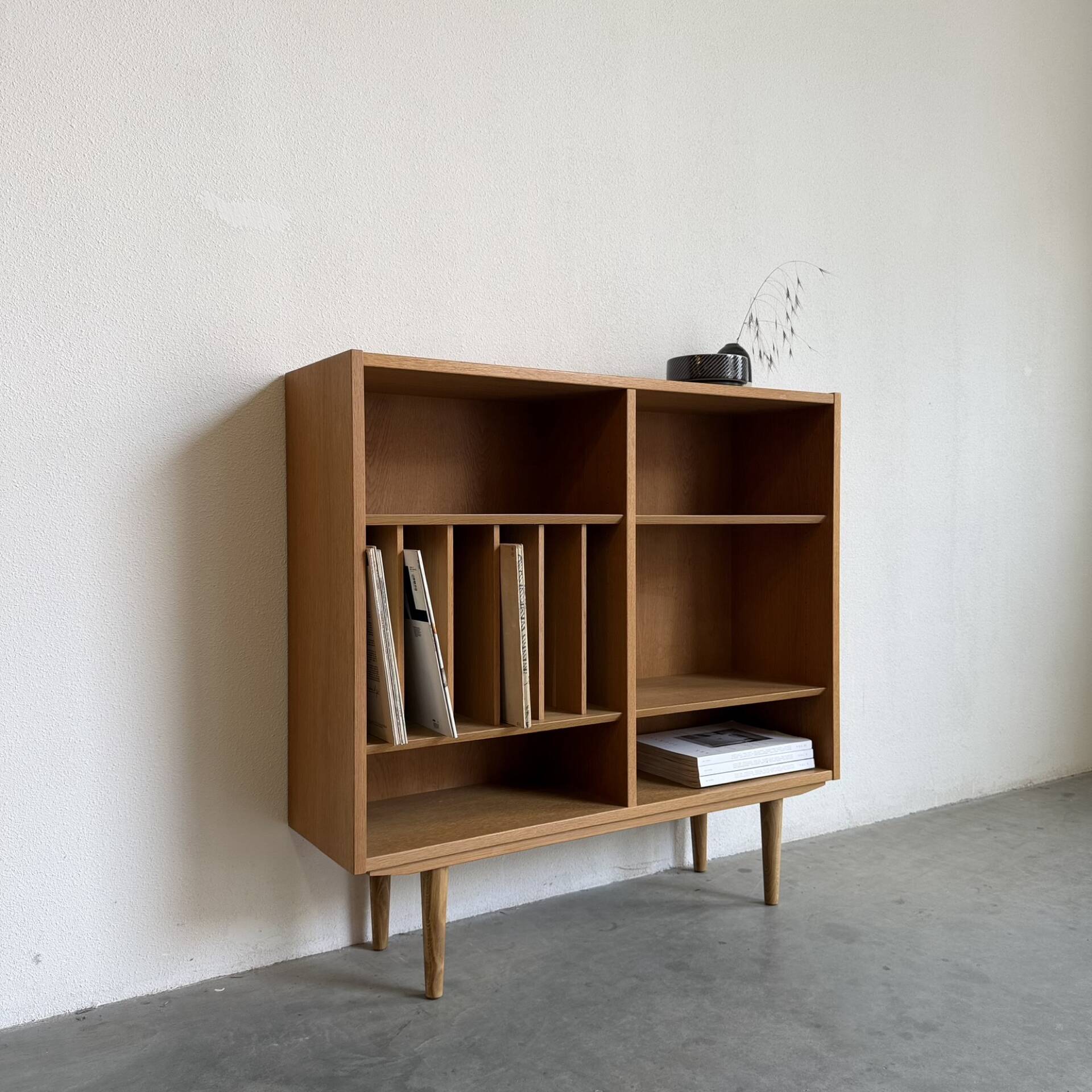Vintage bookcase Hundevad oak vinyl