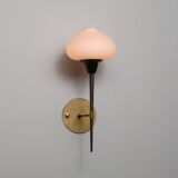 Grande applique murale italienne en laiton et verre opalin, années 1950