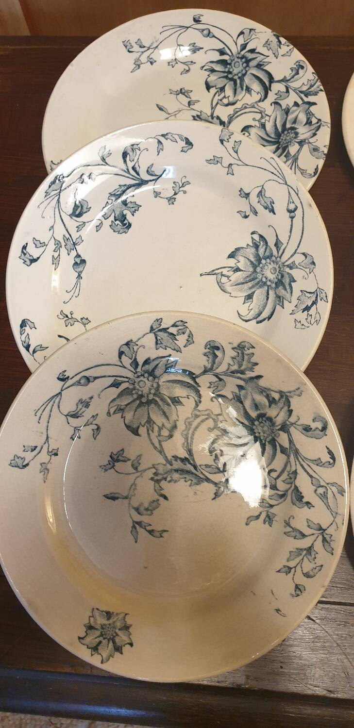 Six earthenware dinner plates from Grigny