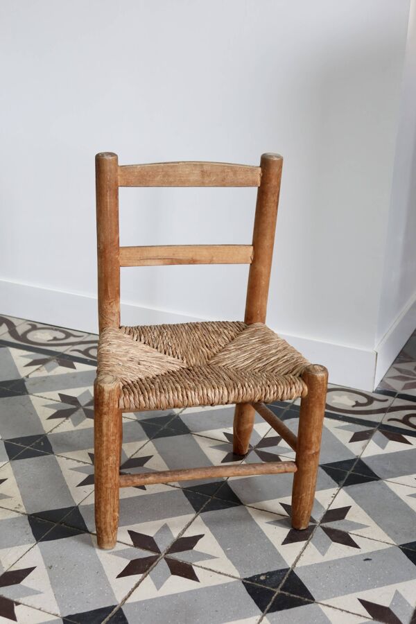 Chaise d'enfant ancienne en bois et assise paillé
