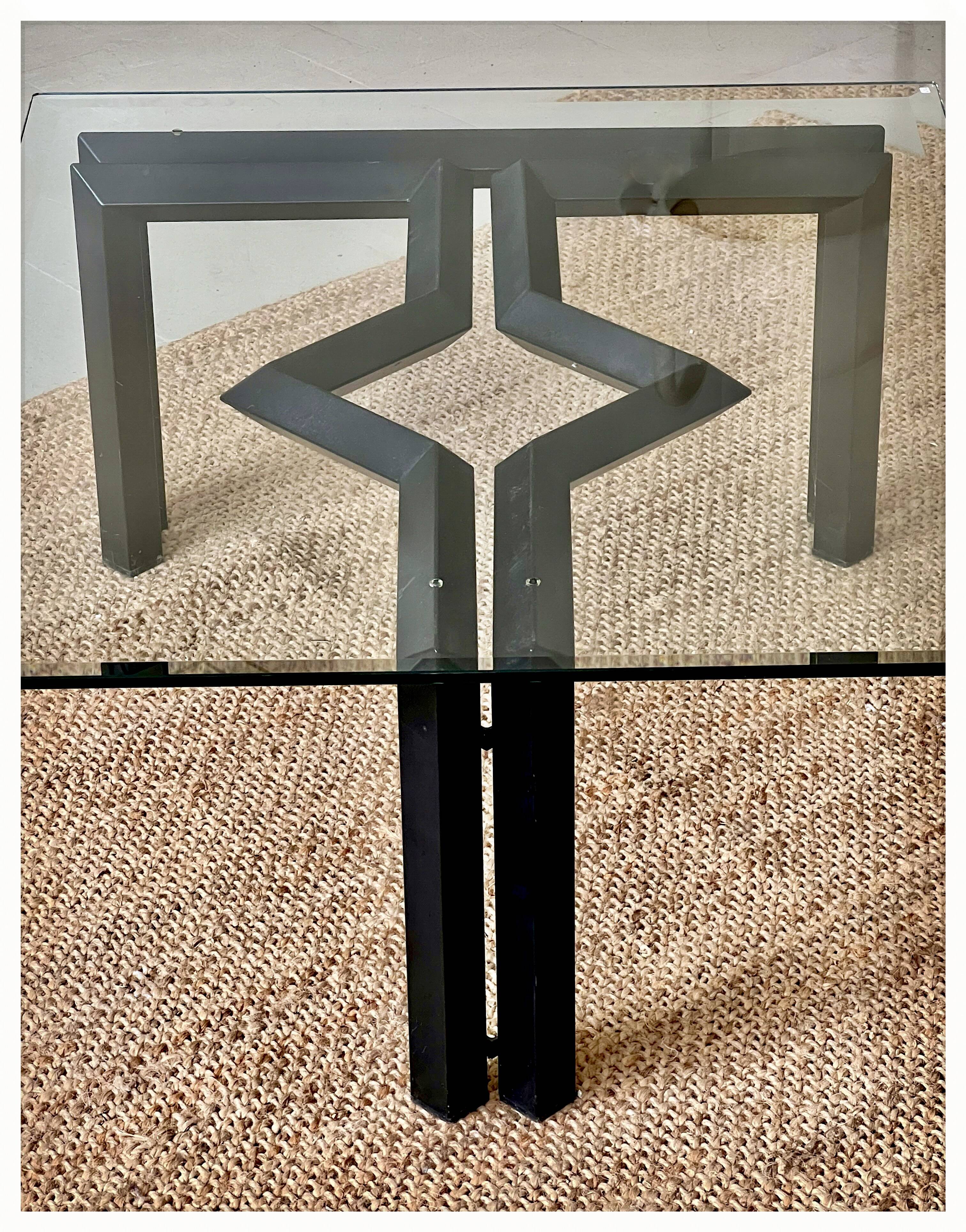 Table de salon postmoderne, structure en métal noir et en verre, années 80.