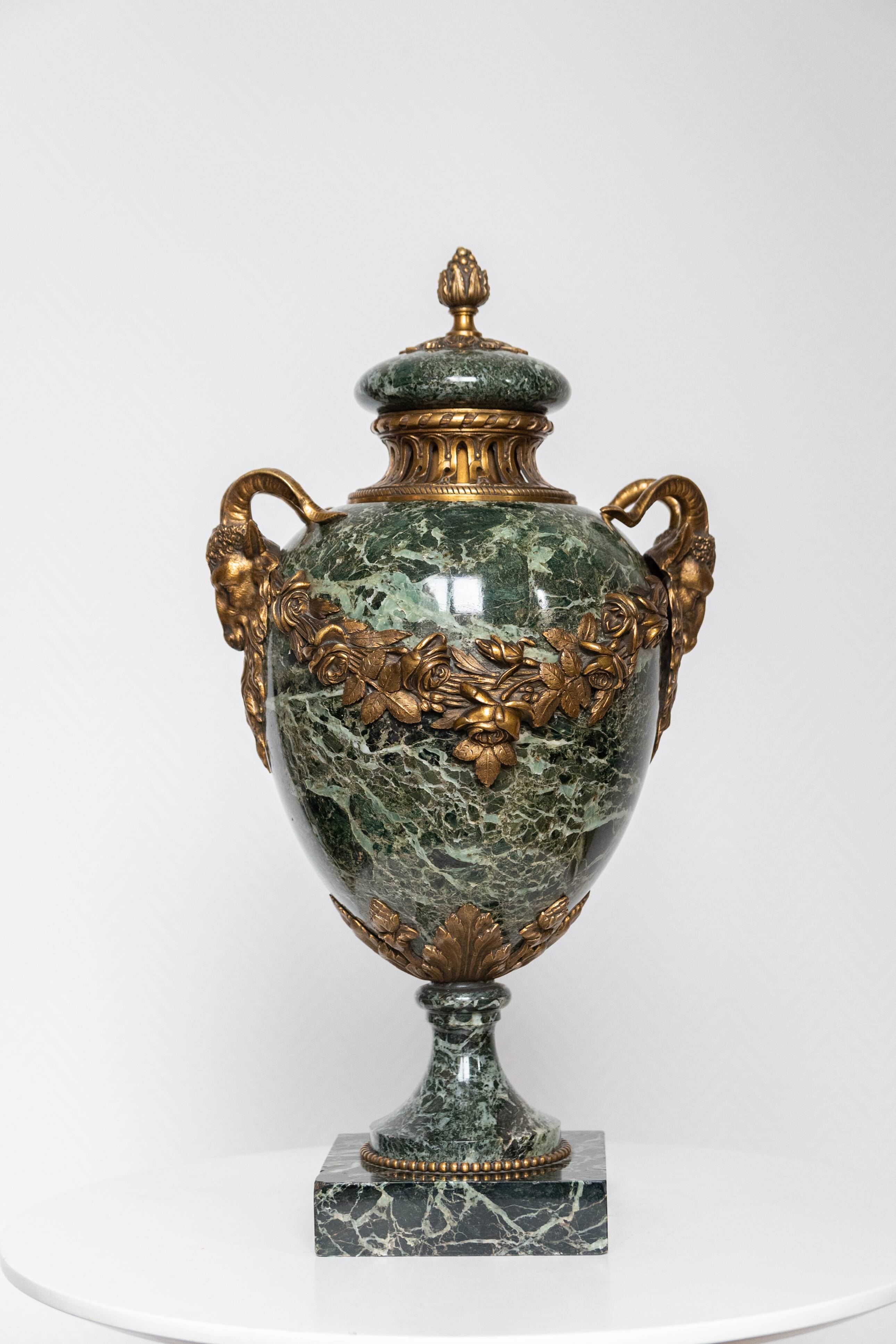 Cassolette, covered vase in green marble, head of rams, LouisXV XIXX