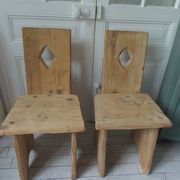 2 vintage chairs in brutalist style made of pitch pine with a waxed finish.