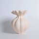 Vase blanc mat sculptural, décoration intérieure minimaliste moderne