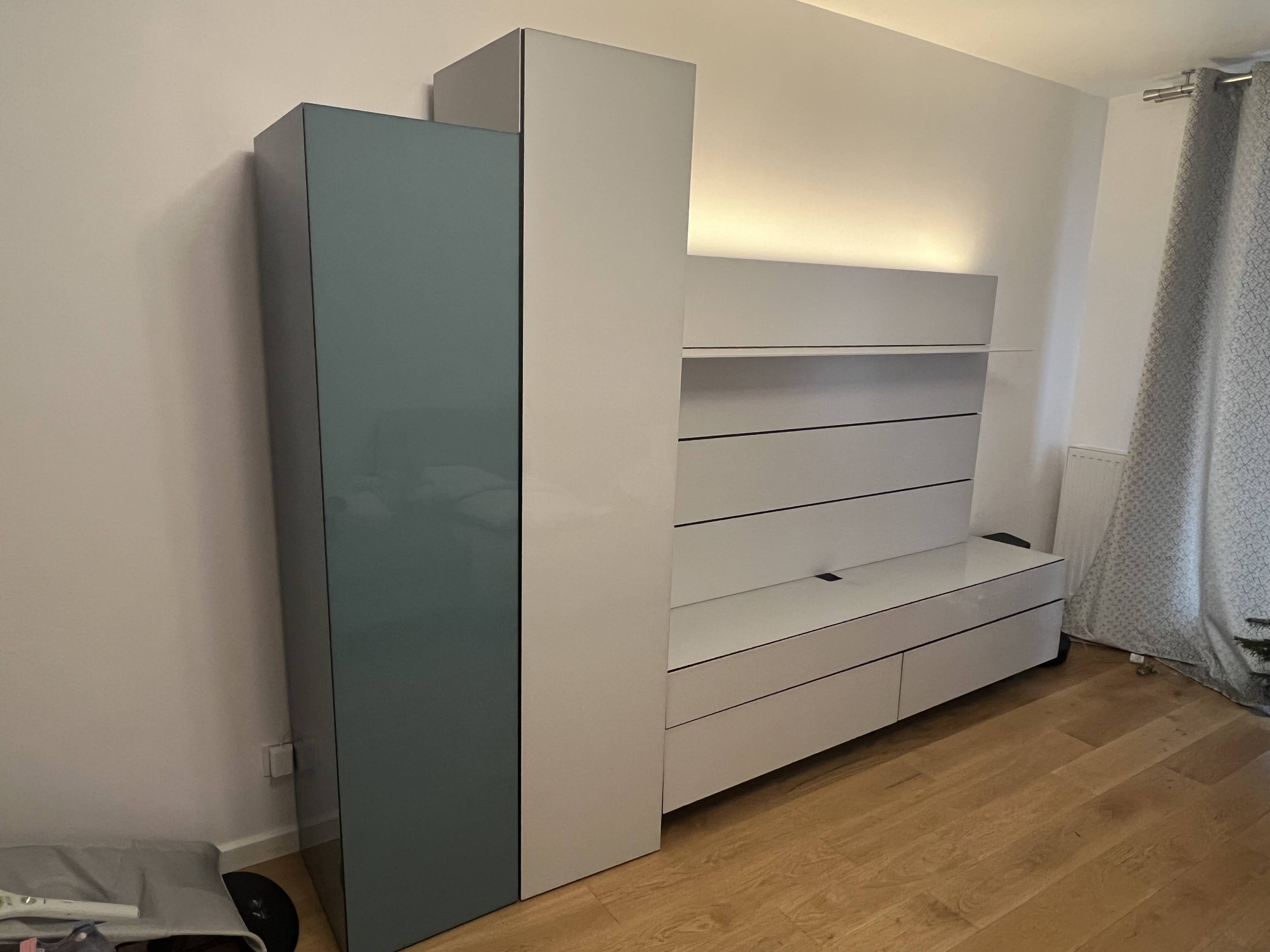 Low furniture, paneling and two-column Globo composition by Roche Bobois.