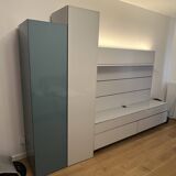 Low furniture, paneling and two-column Globo composition by Roche Bobois.