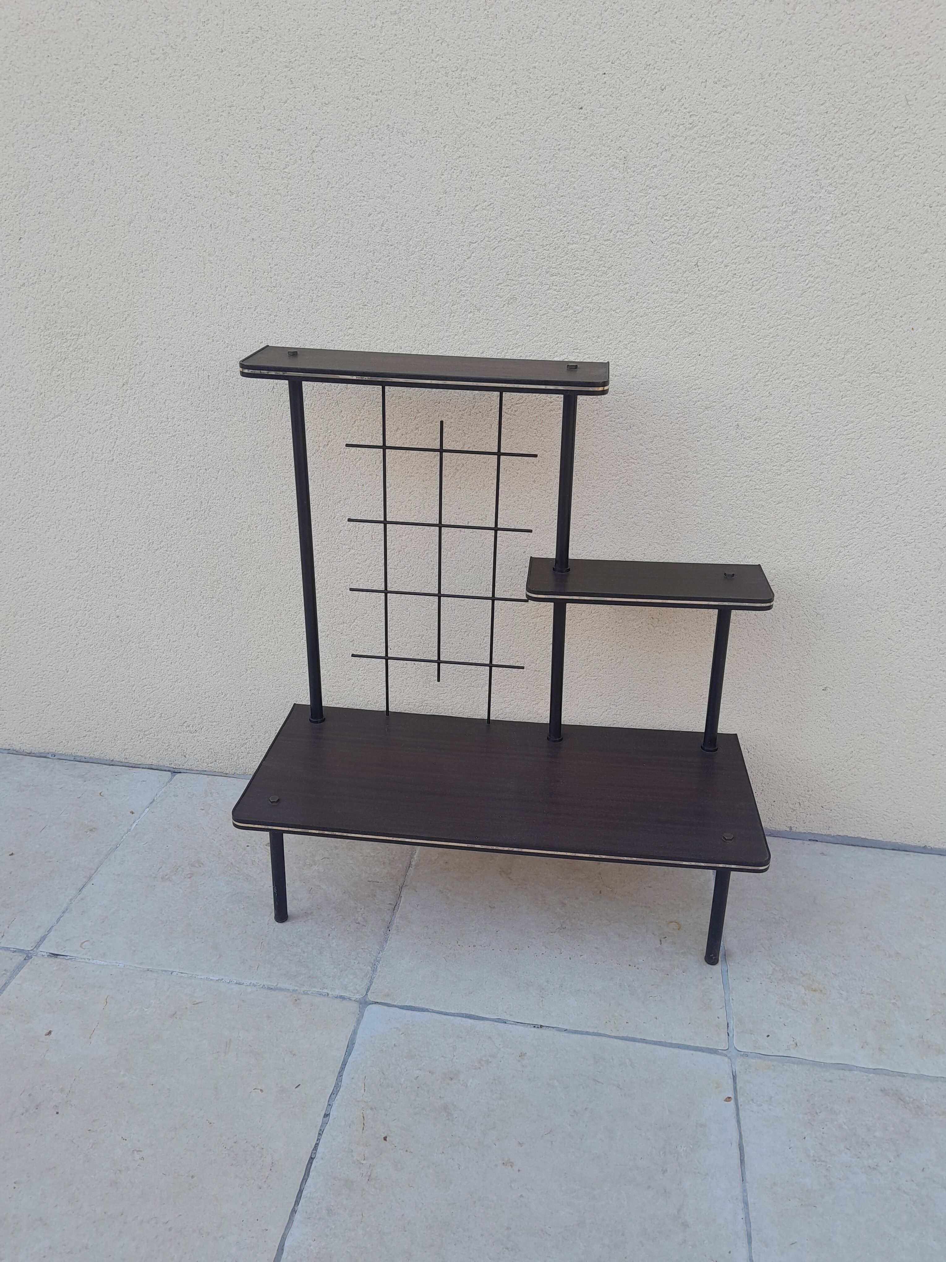 Table shelf plant holder