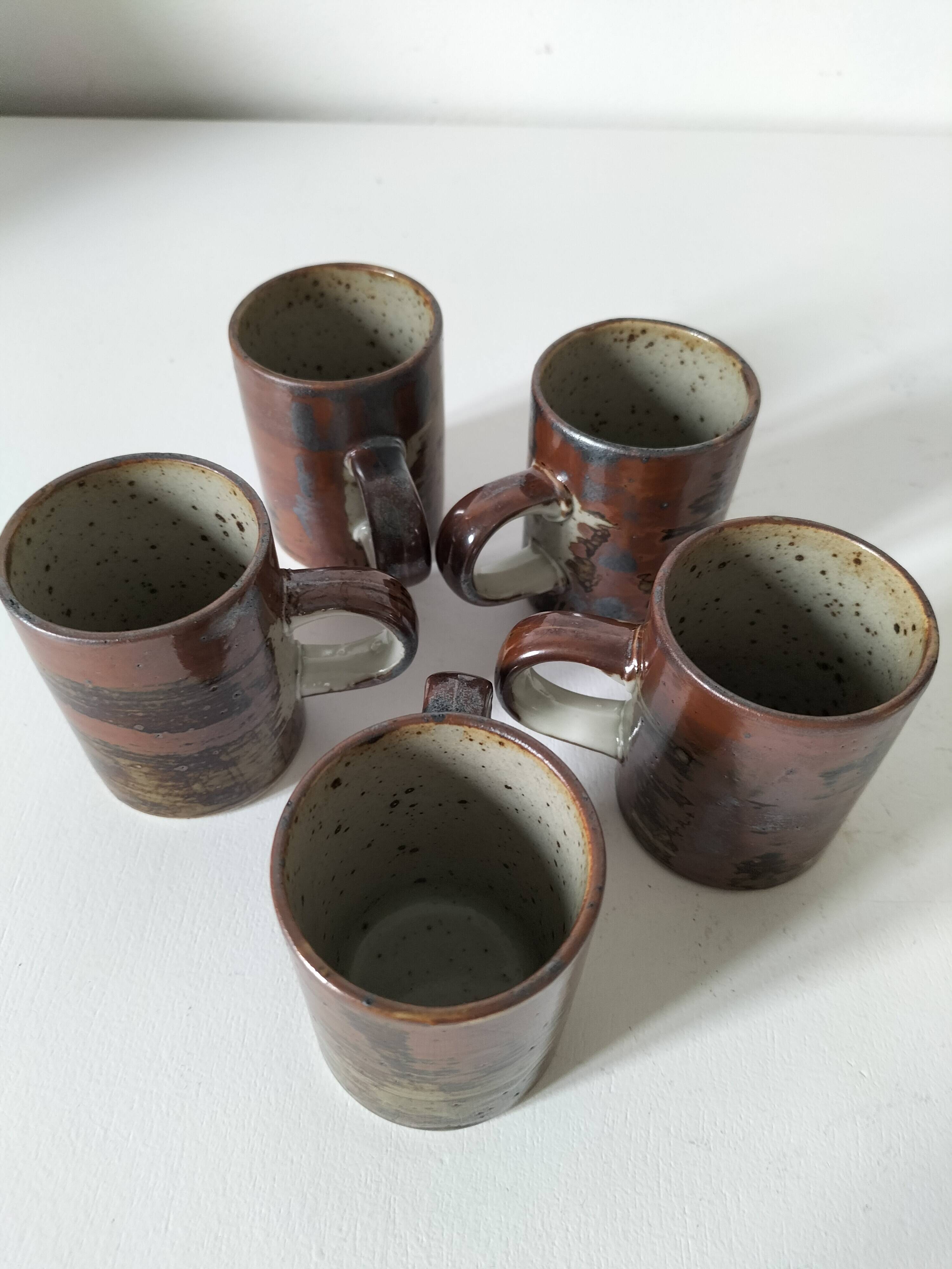 6 tasses en grès moucheté et décor émaillé