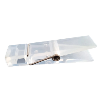 Mail clip "clothespin"