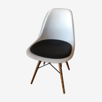 Chair by Charles and Ray Eames edition Vitra