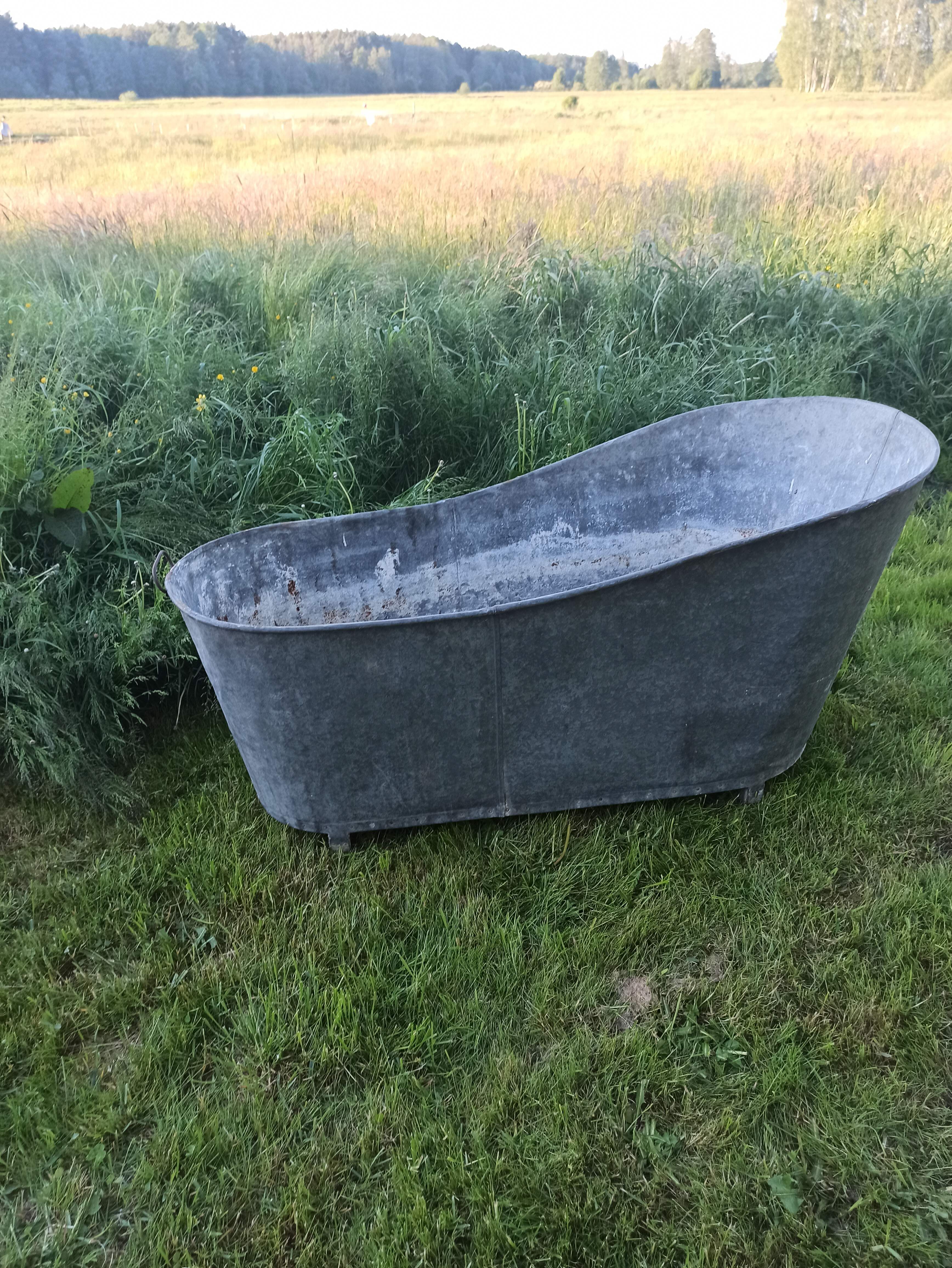 Ancienne baignoire en zinc pour le jardin.