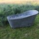 Ancienne baignoire en zinc pour le jardin.