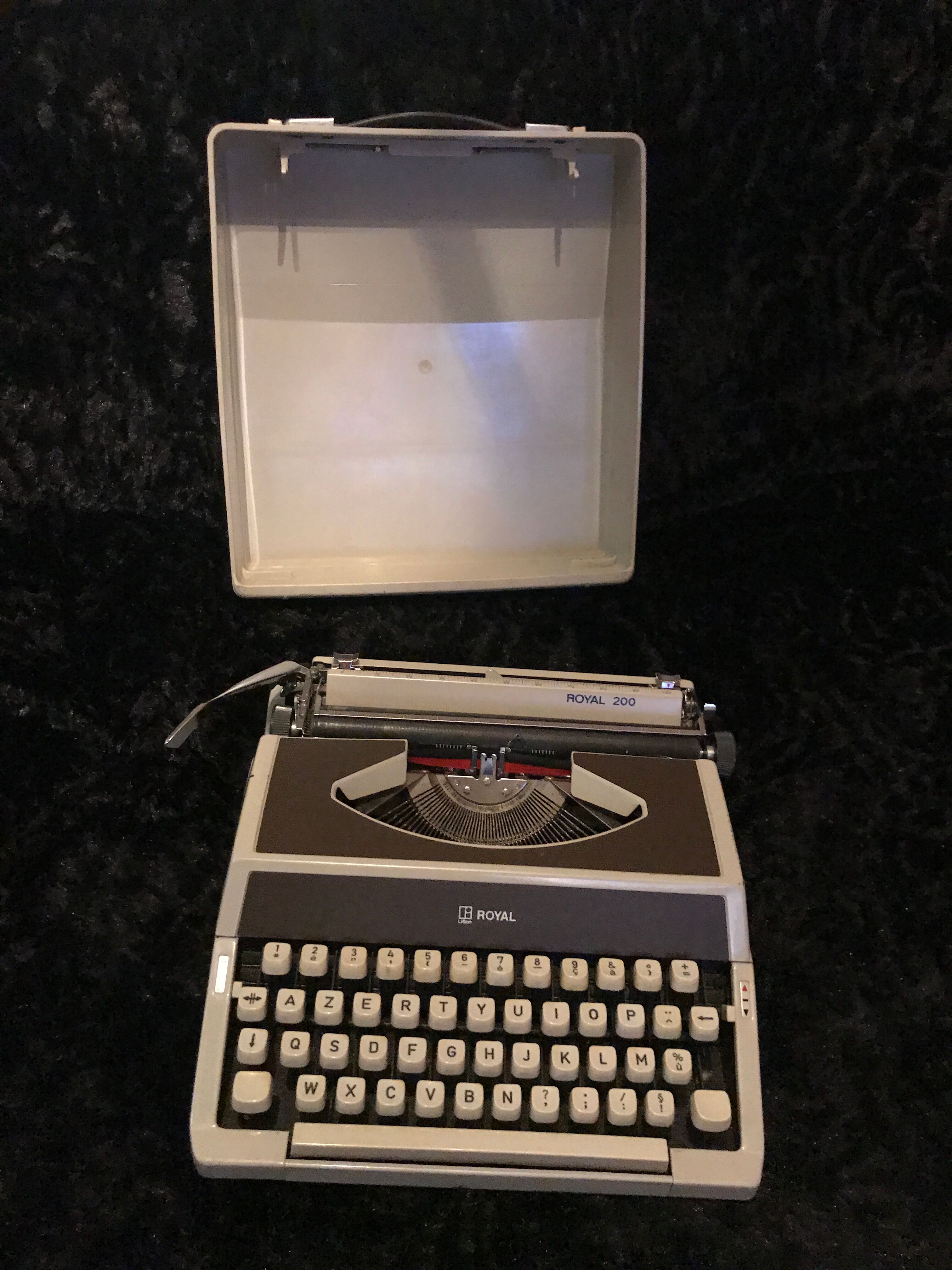 80s typewriter brand Litton model royal 200