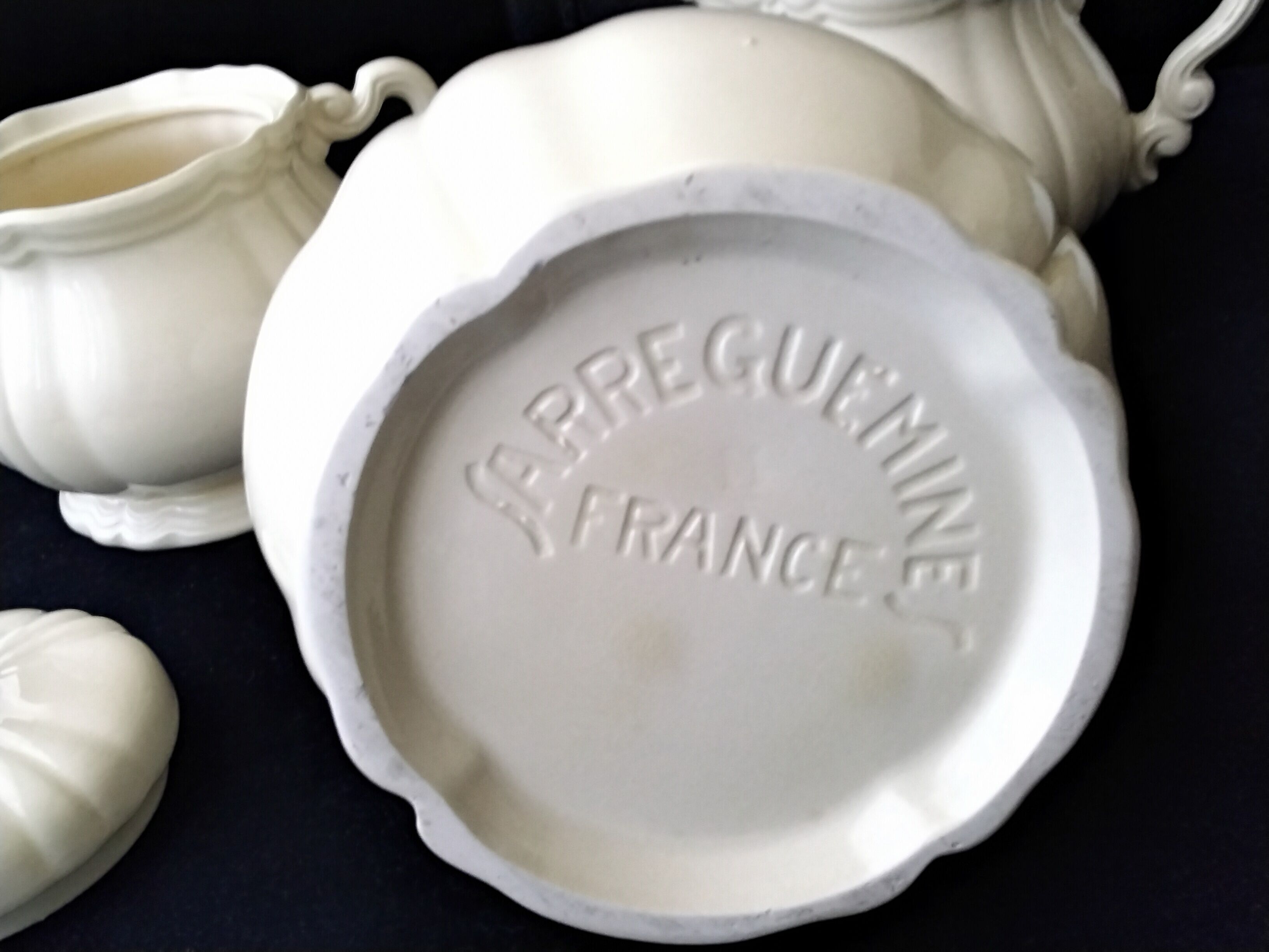 Set Sarreguemines coffee maker, sugar bowl, ivory cream pot