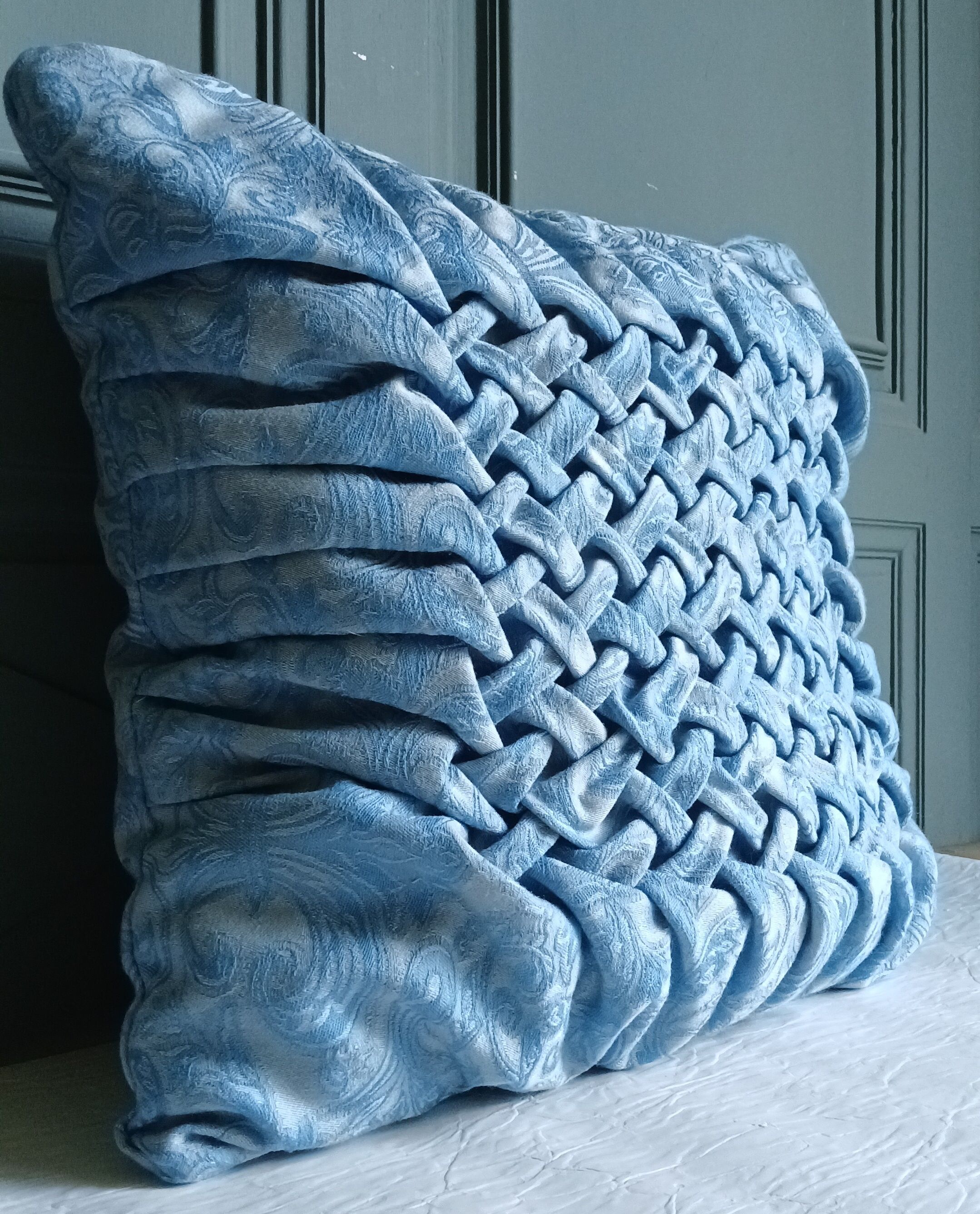 Coussin plissé drapé en tissu satiné, France vers 1970