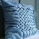 Coussin plissé drapé en tissu satiné, France vers 1970