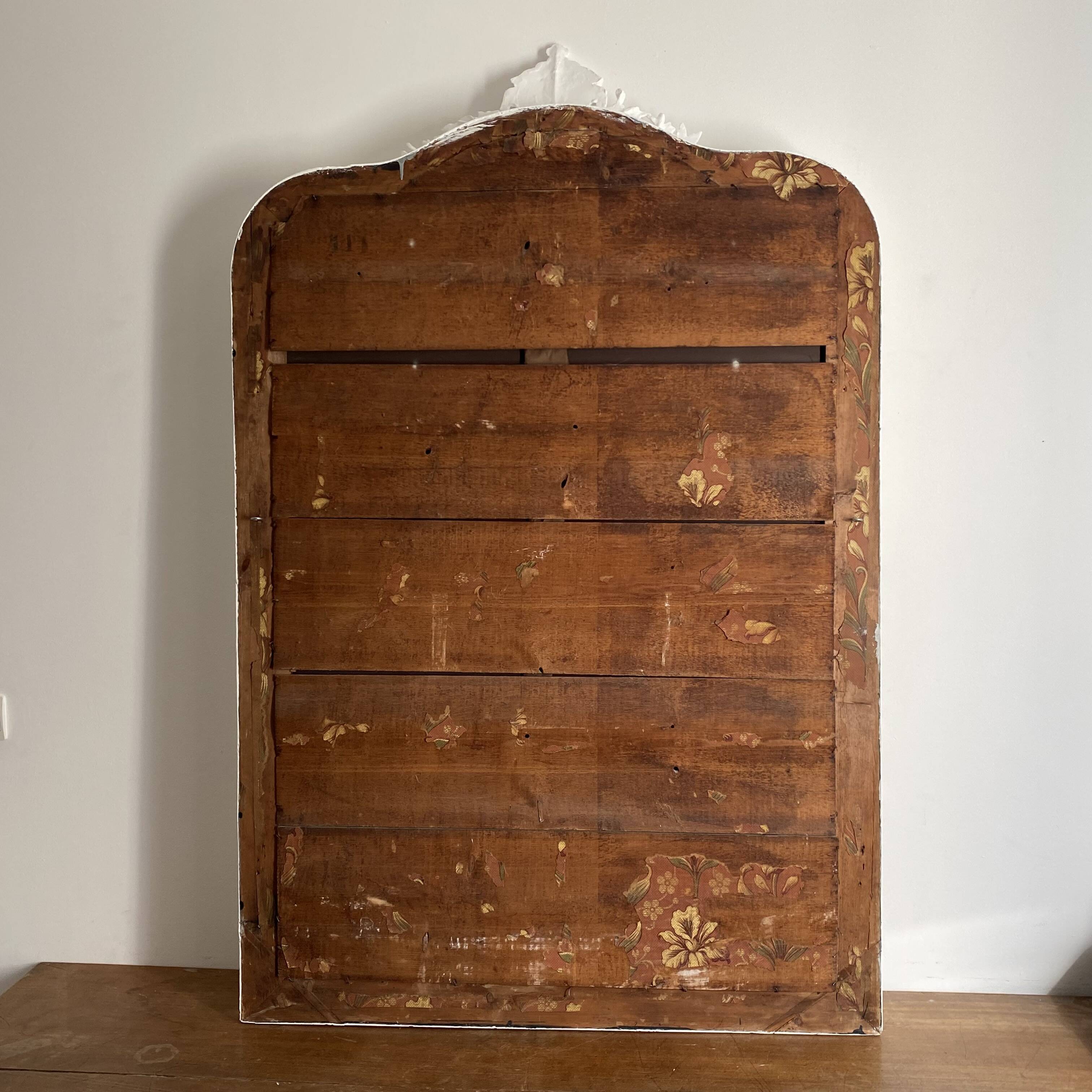 Late 19th-century mirror with a decorated pediment. 144x92.