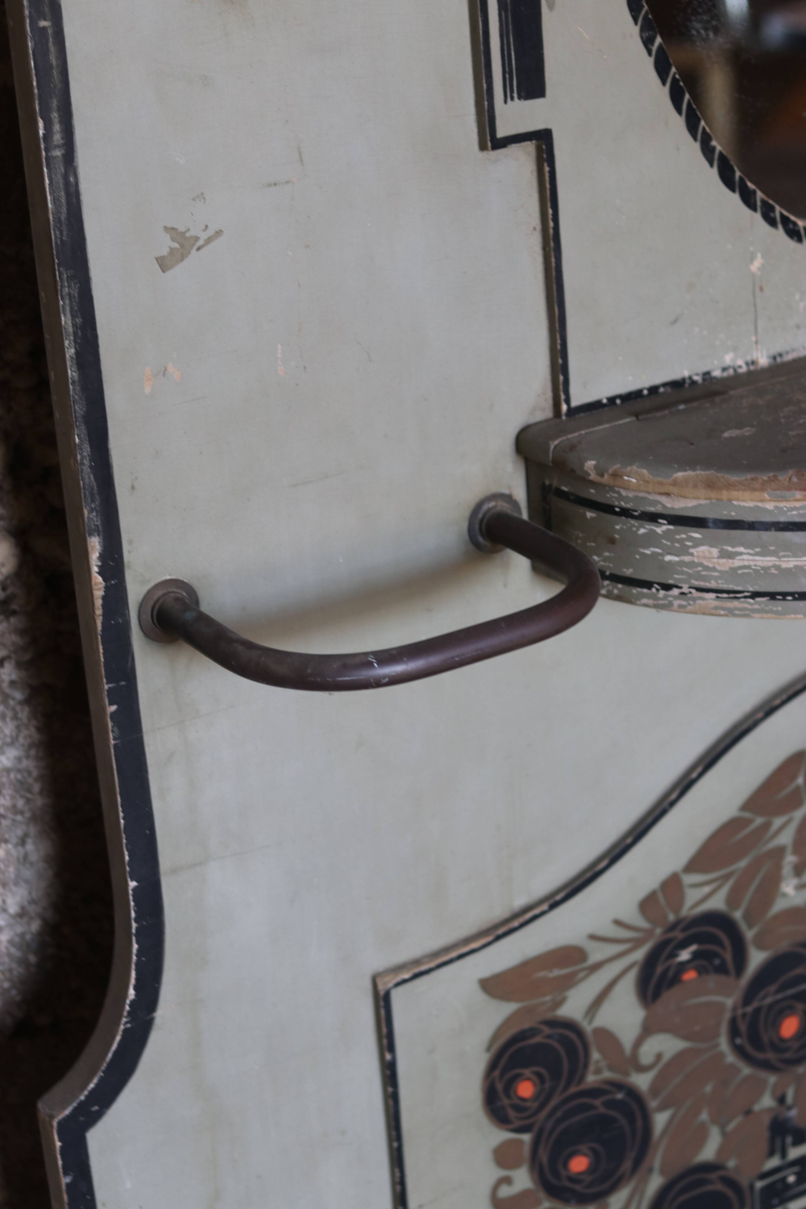 Grand vestiaire Art Deco en bois et laiton