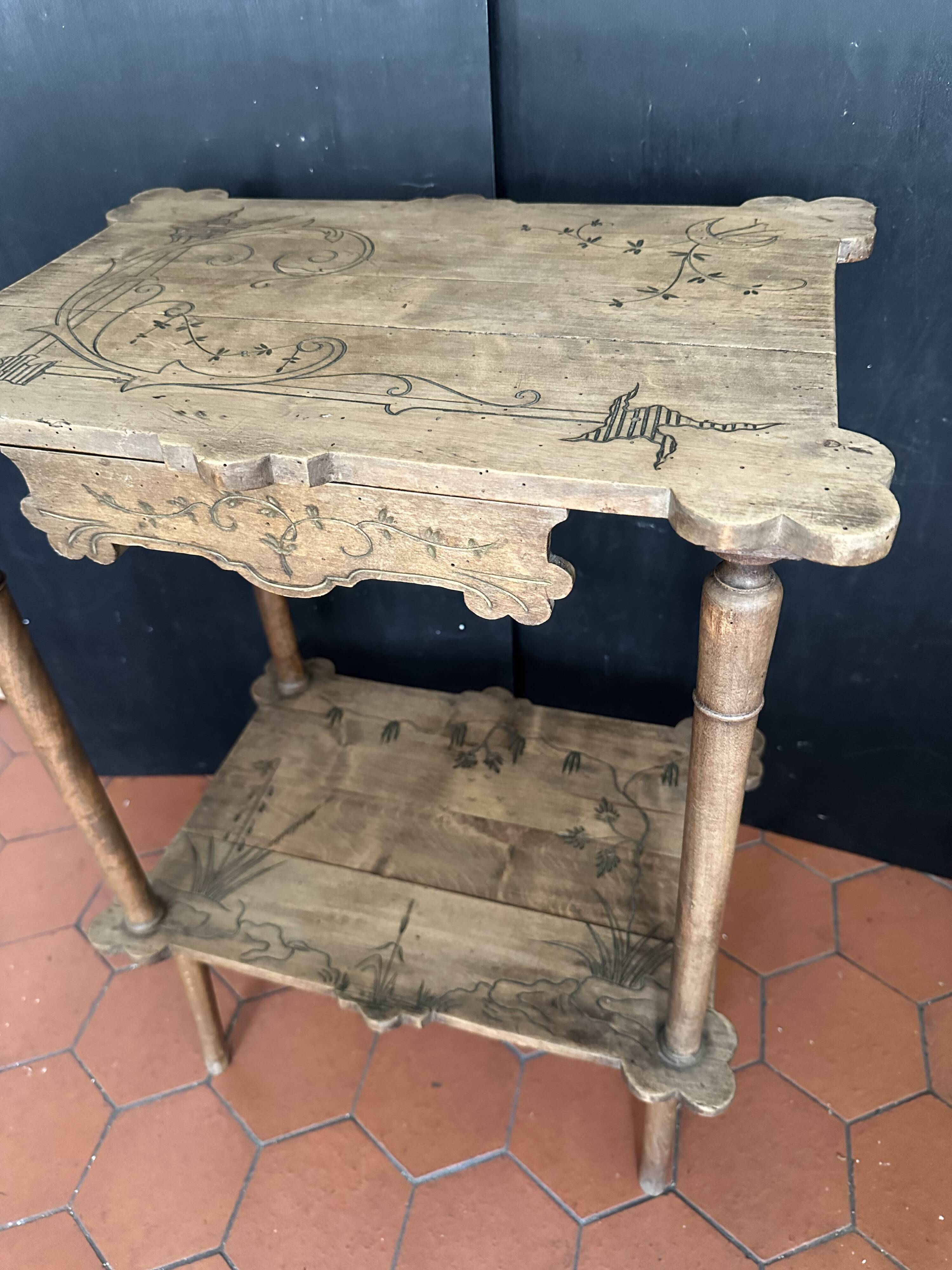 Table d’appoint Art nouveau en bois gravé avec tiroir, vers 1900