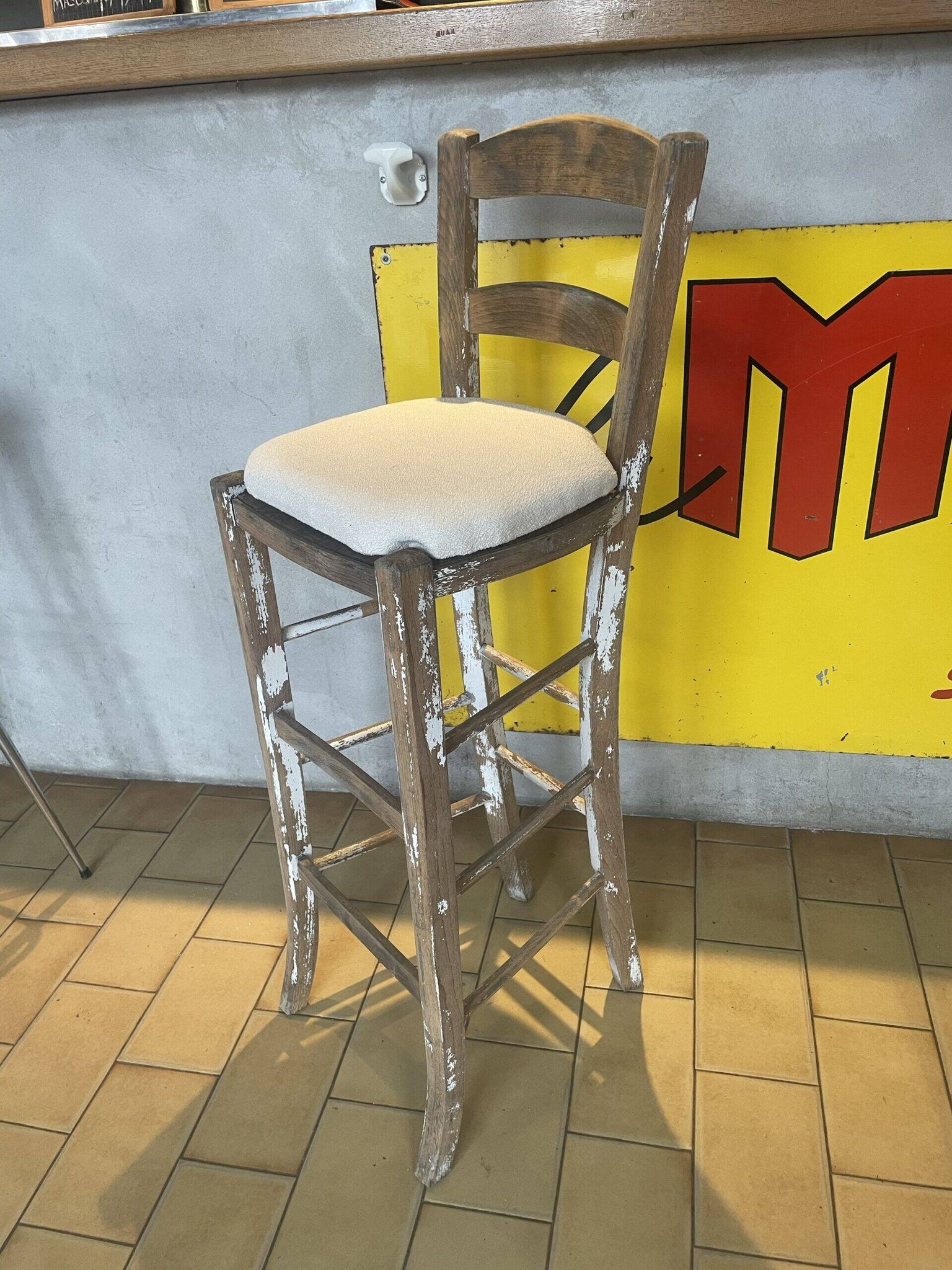 Bar stool
