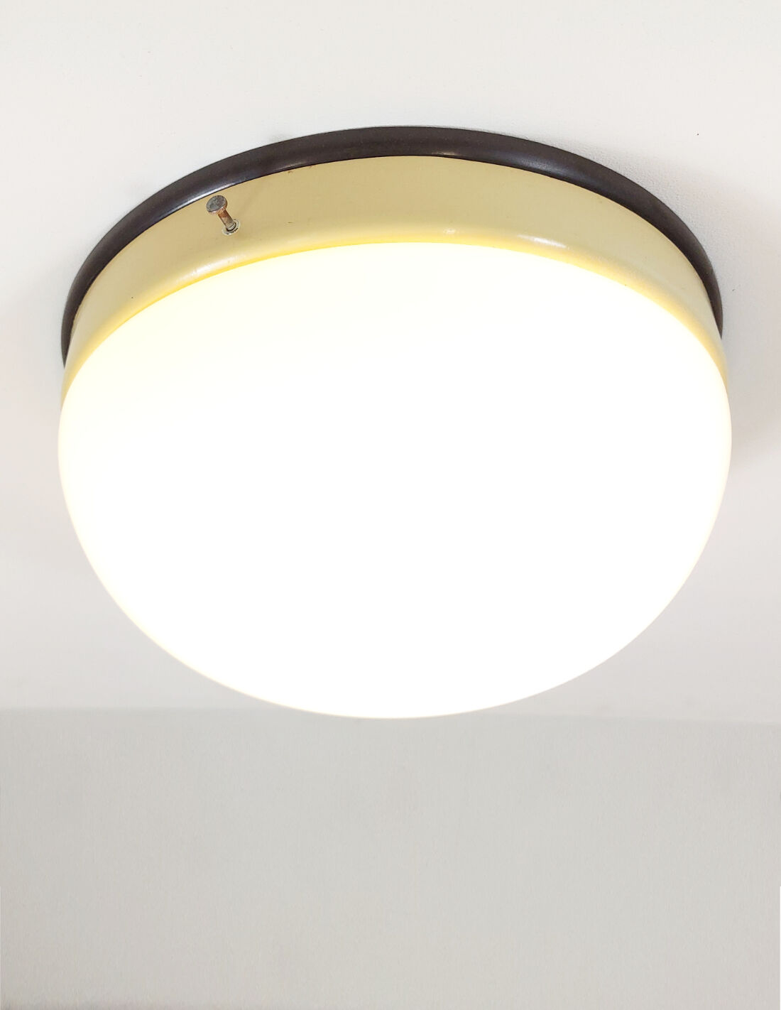 Plafonnier Bauhaus avec verre opalin et bakélite