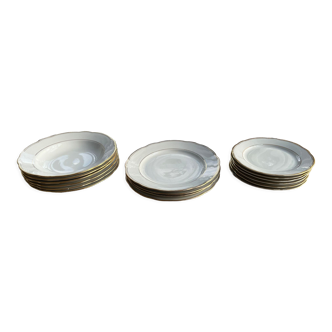 16 assiettes, porcelaine suisse blanche double liseré doré "vsk usc"