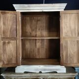 White chest of drawers