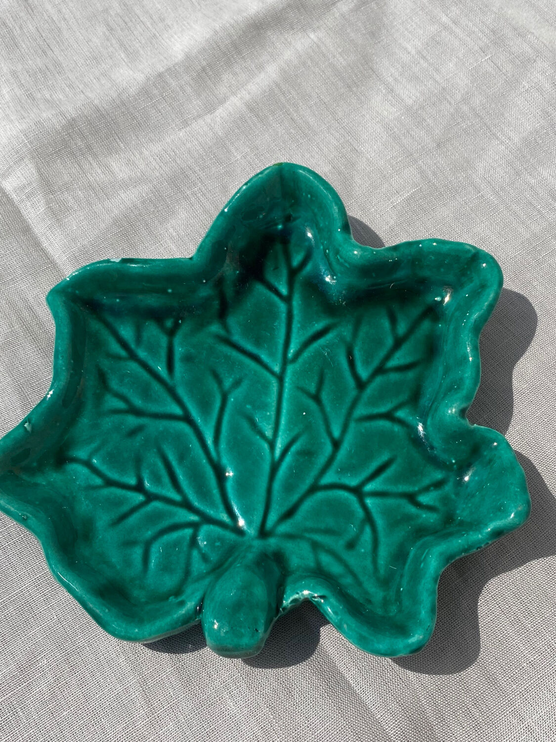 Vallauris leaf-shaped slip cup