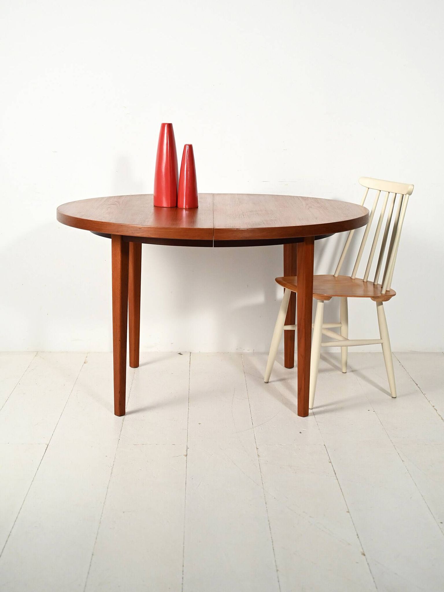 Table de salle à manger ronde scandinave des années 1960 en teck rayé