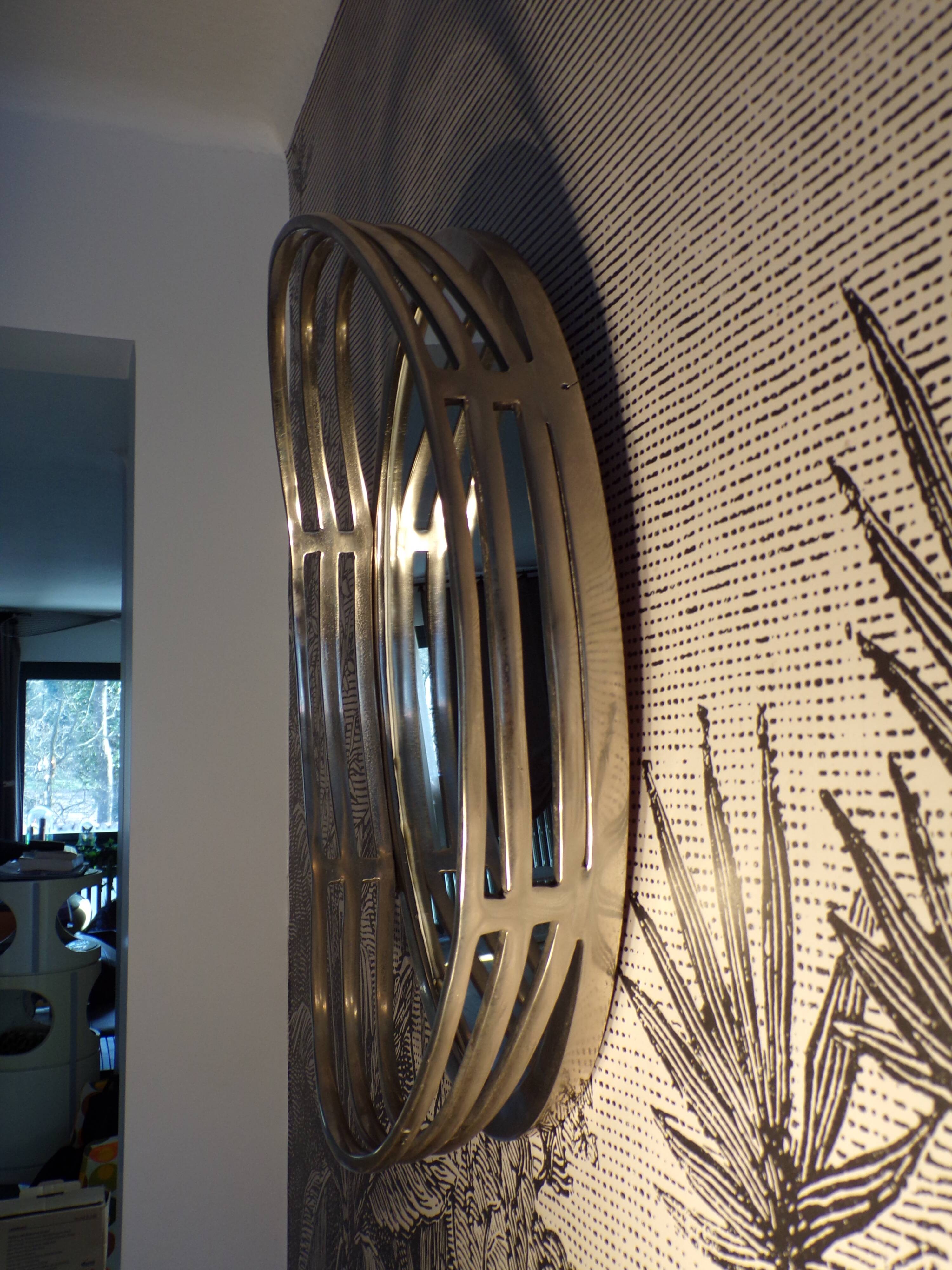 Oval wall mirror in chrome metal