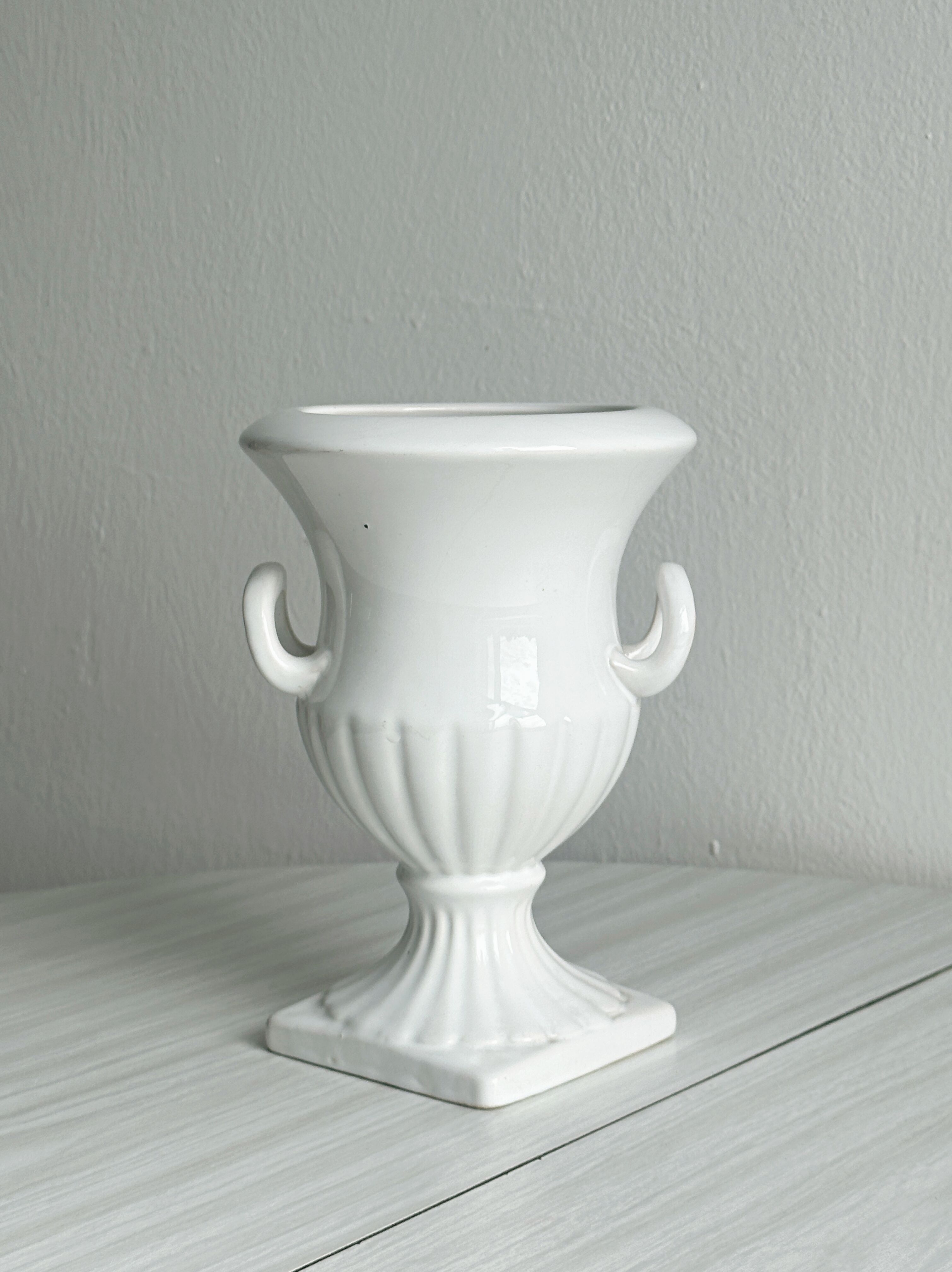 Médicis cache-pot vase in white porcelain