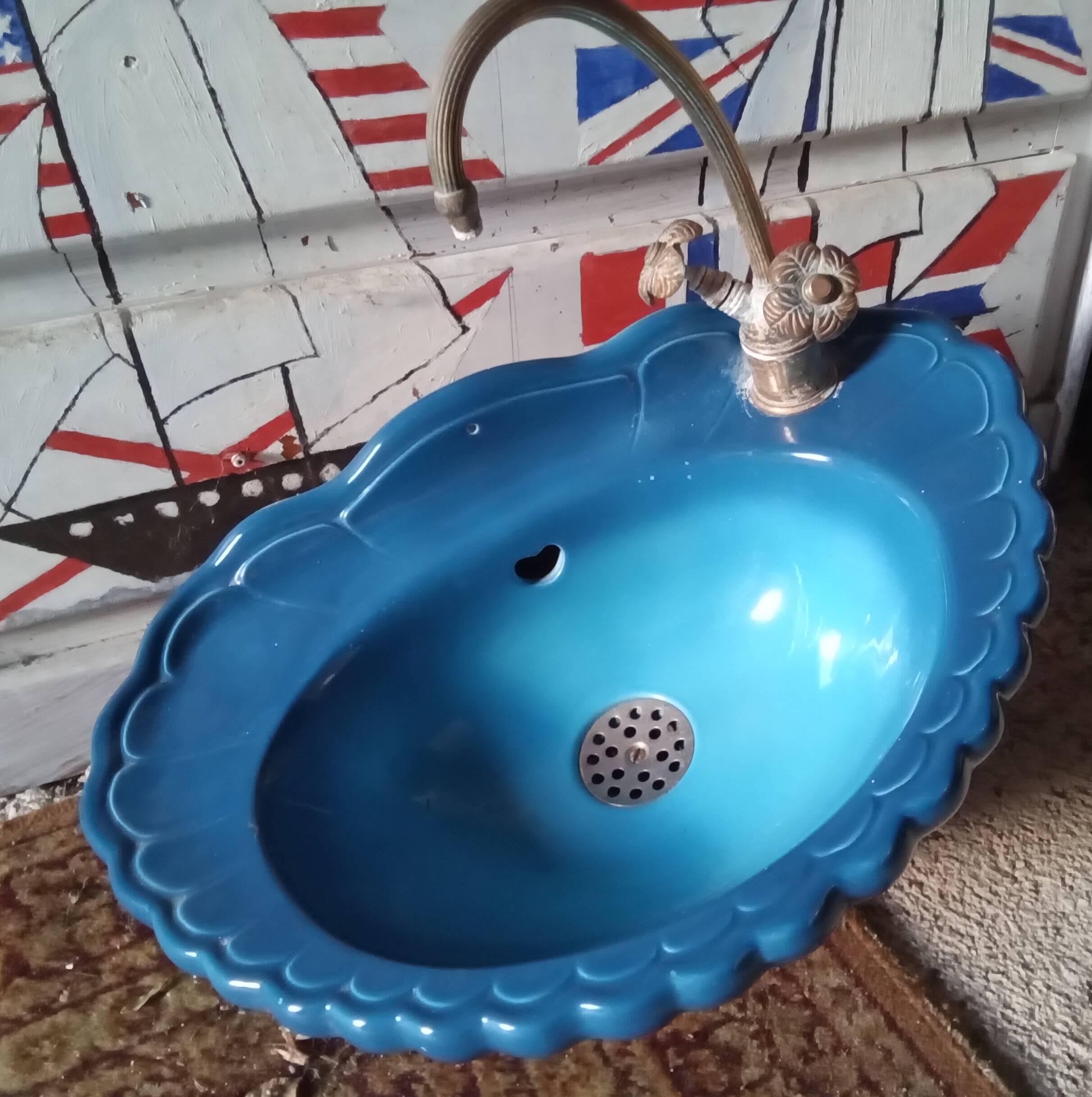 Shell-shaped basin, vintage