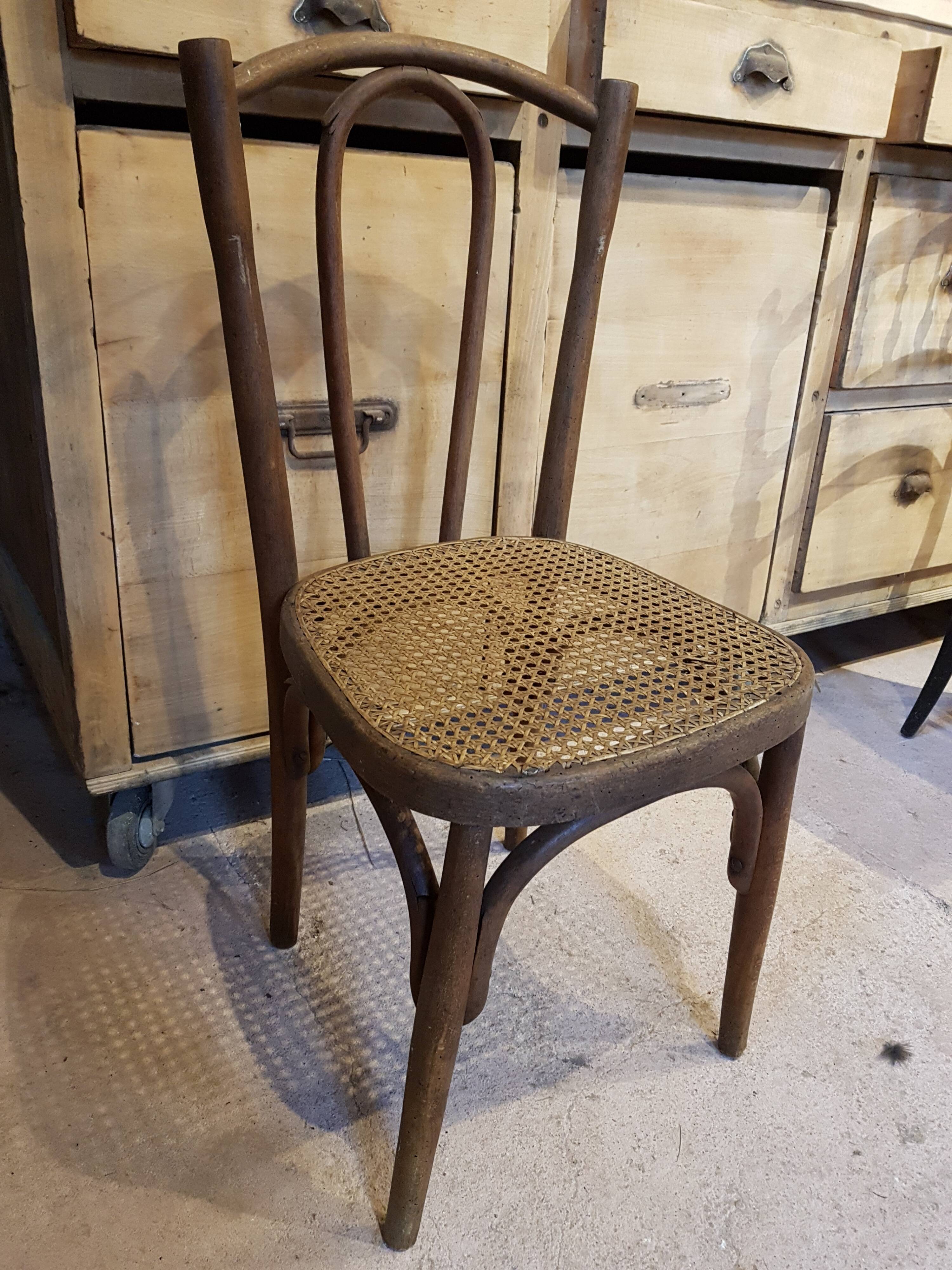 Chaise de bistrot cannée