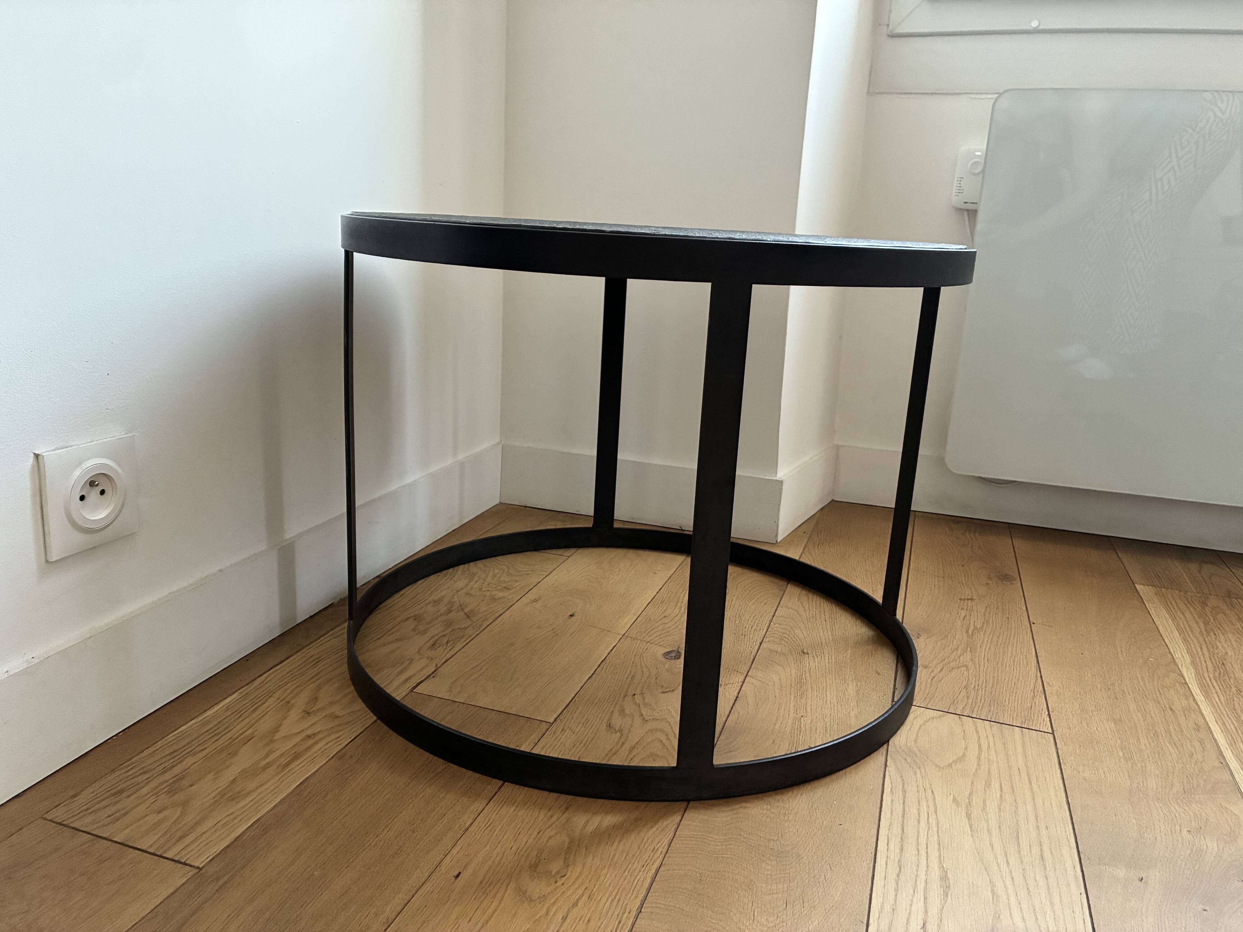 Round coffee table in natural stone and metal – contemporary design