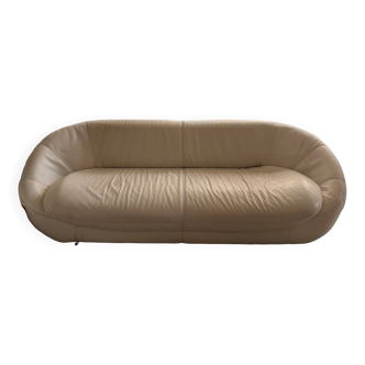 Canapé en cuir blanc cassé de forme arrondie