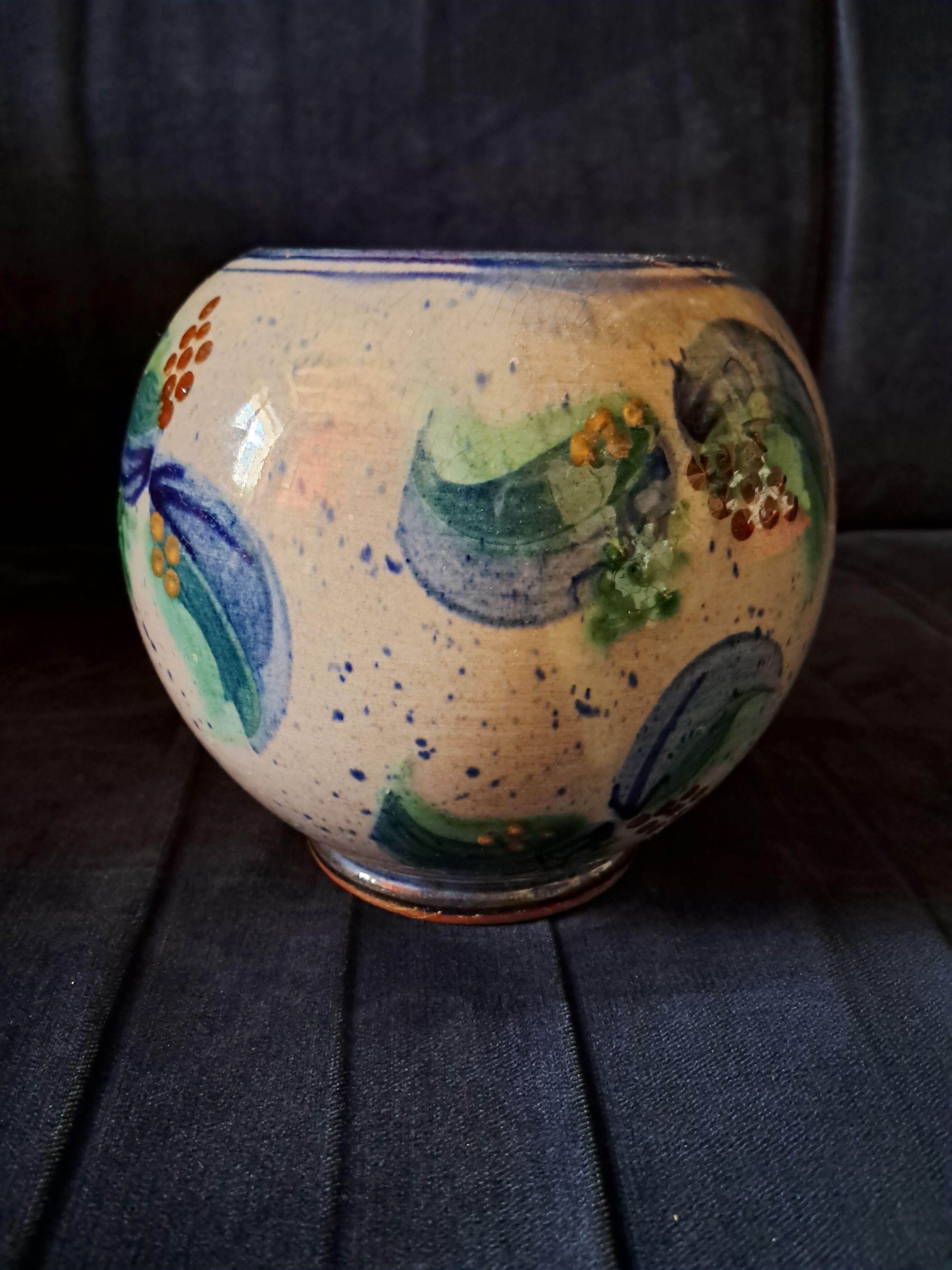 Vase boule au décor floral