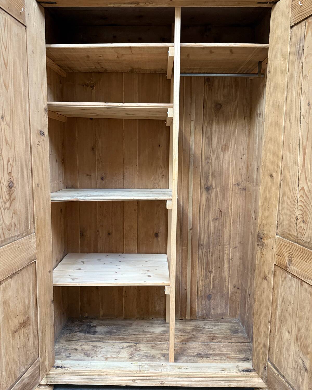 Large English wardrobe in solid pine (renovated)