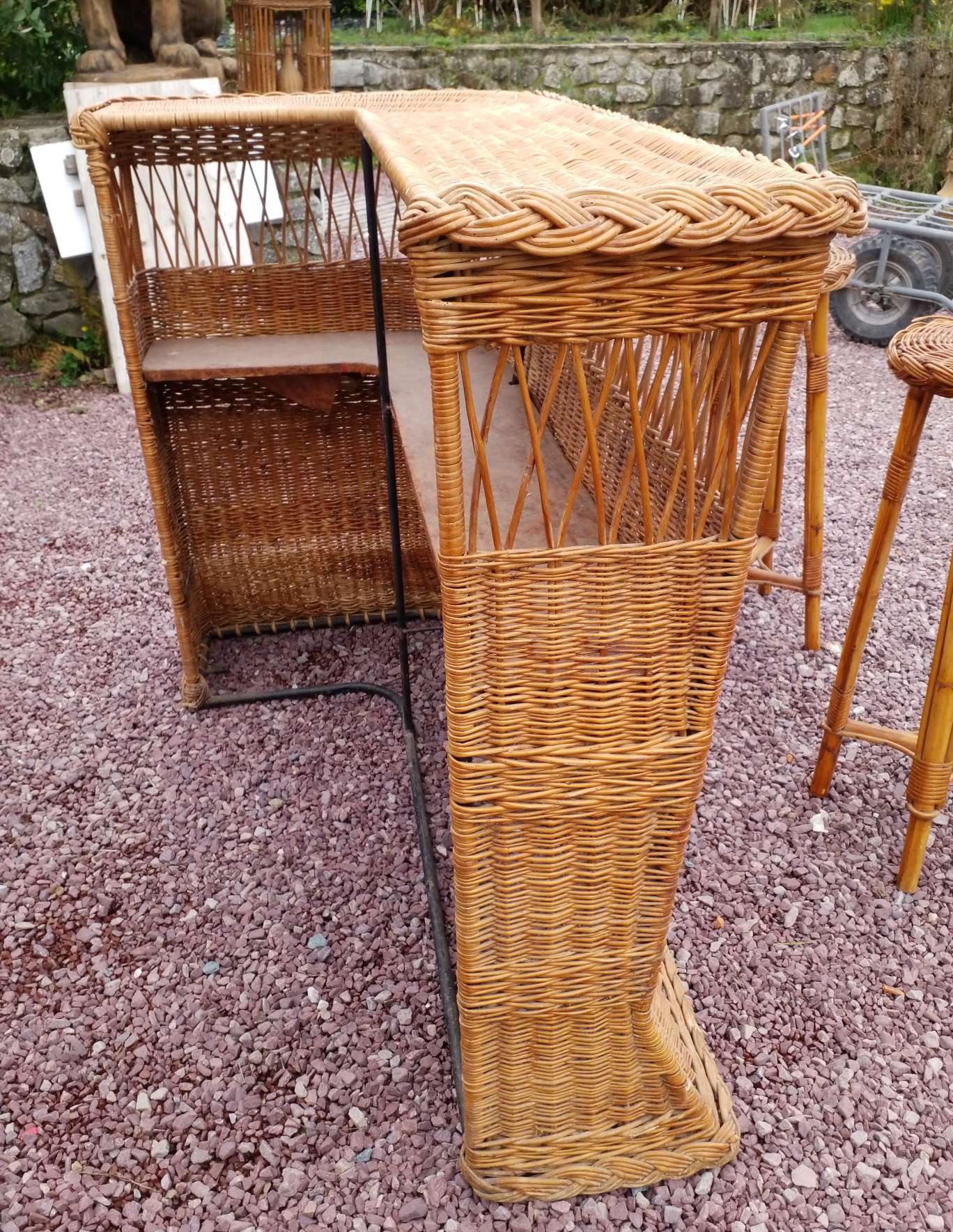 Rattan bar and 2 stools