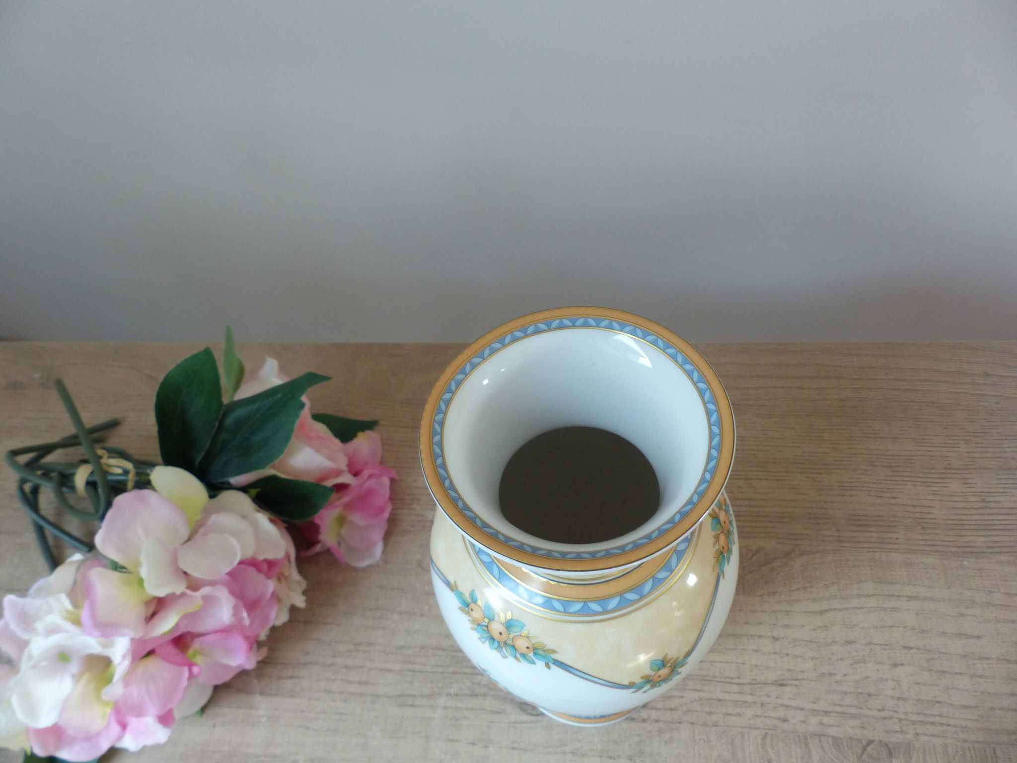 White Porcelain Vase Kaiser – Catherine Collection – Hand-Painted Decor