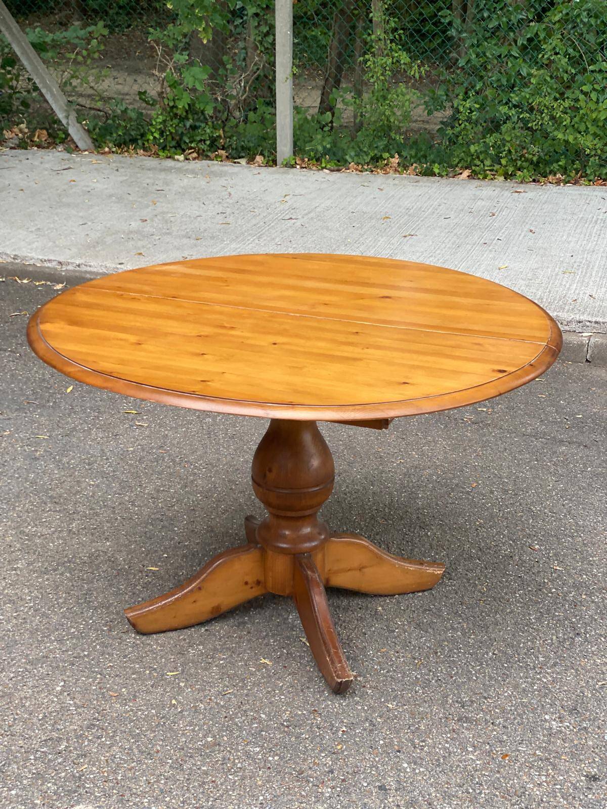 Round table in solid pine with a central baluster leg from 1980.