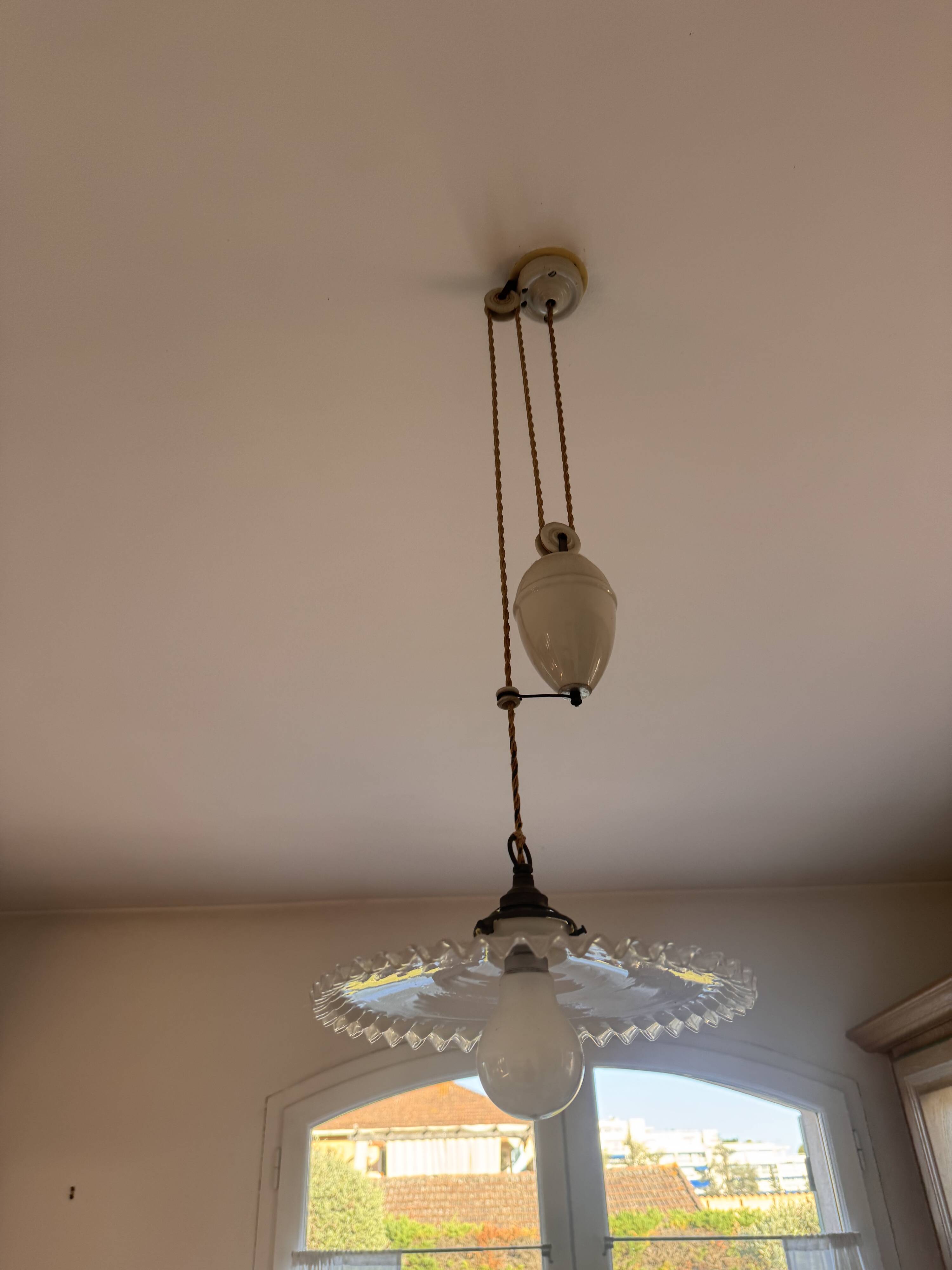 Vintage opaline suspension in the style of Arcopal & pulley porcelain.