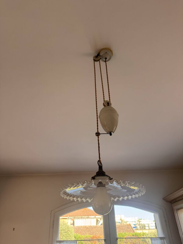 Suspension ancienne en opaline type Arcopal & porcelaine à poulie