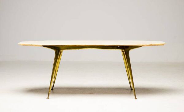 Table basse italienne élégante Carlo Di Carli avec base en laiton et plateau en marbre, 1950.